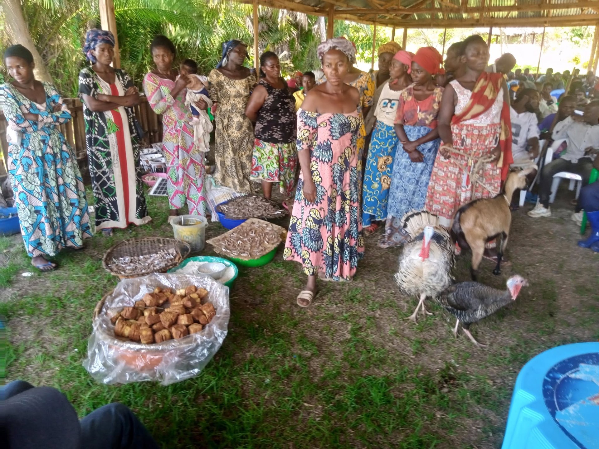 Chasseur Batwa avec arc traditionnel, savoirs ancestraux